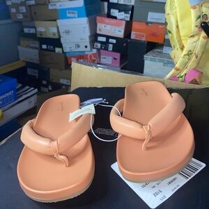 Universal thread sandals